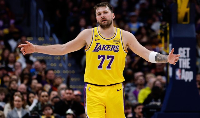 开云APP-雷迪克：东契奇全队持球最多 他必须信任传球 扎进人堆里必须传球