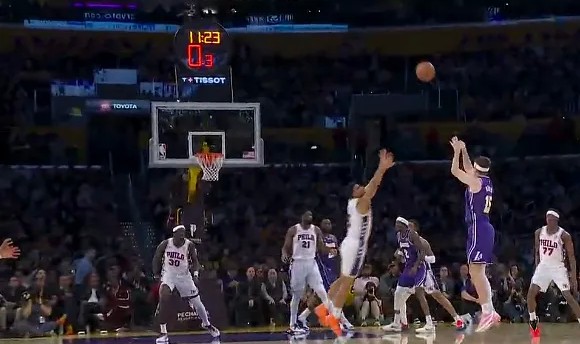 里夫斯末节一个人打出8-0反超76人，湖人全场球迷高喊MVP